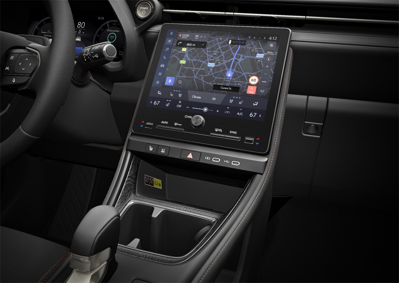 車內除了豪華之外還有科技感受,無線Apple CarPlay系統也是標準配備。