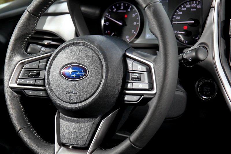 方向盤造型並沒有更動,左側音源/資訊,右側ACSC與I-Drive按鍵位置都和以往相同。