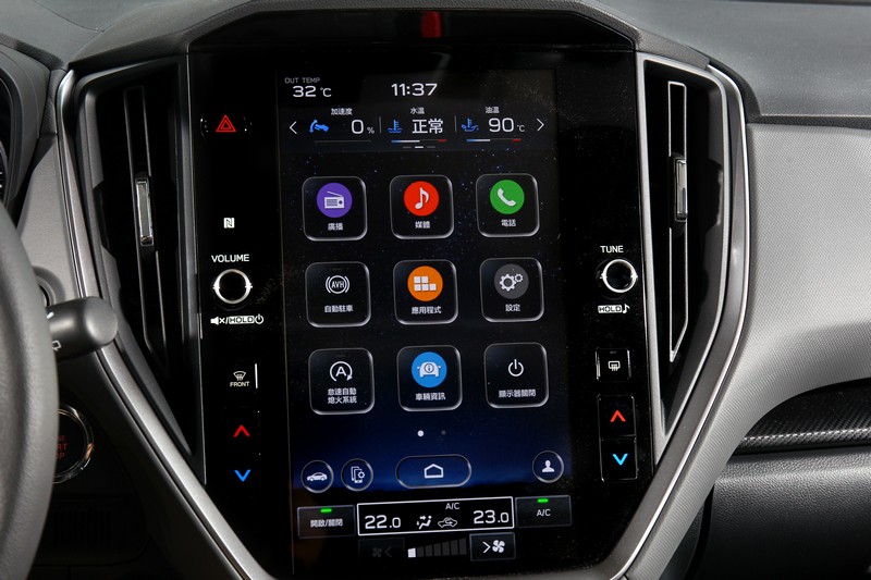直立式11.6吋中控螢幕讓座艙有科技氛圍。