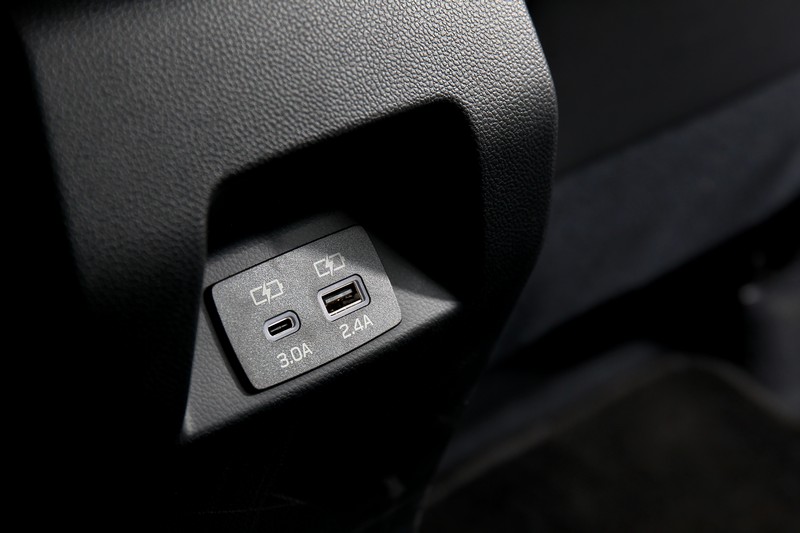 前後都配有兩種充電孔。