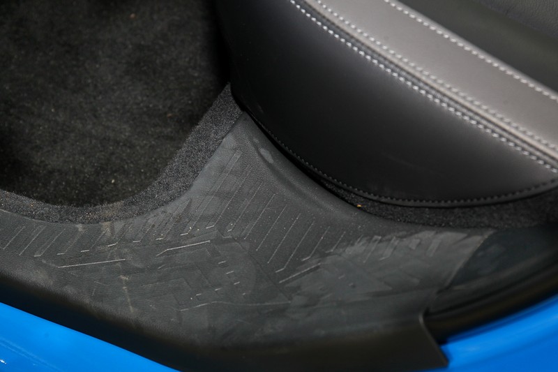 後座門檻附有防護踏板,用於踩踏拿取車頂物品。