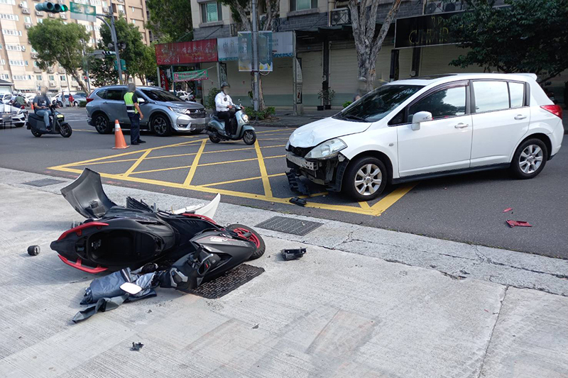  【車勢星聞】影音／王瞳上班遇車禍撞上機車，車頭損毀、保桿掉落 