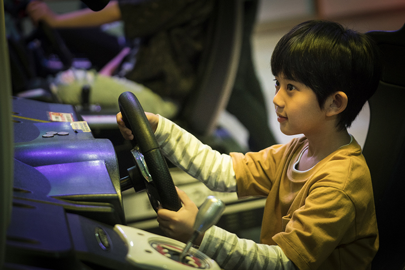 【車勢星聞】童星陳少卉愛玩遊樂場賽車,接拍賽車電影《我和我的賽車老爸》。(圖:采昌國際提供)