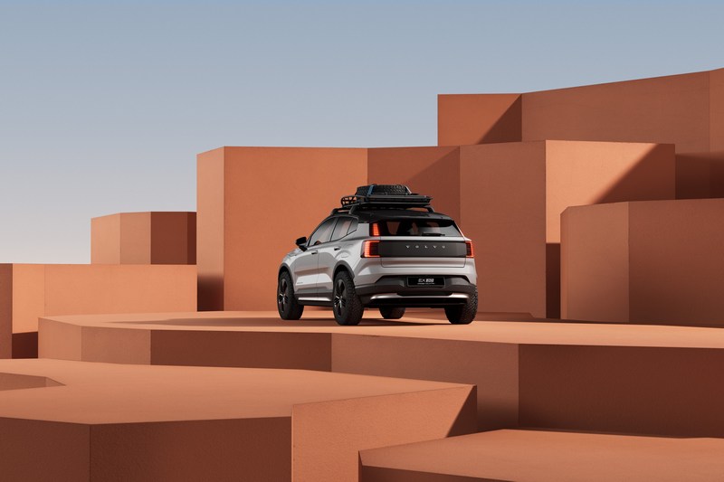 EX30 Cross Country外觀配備防護飾板營造越野氣息。