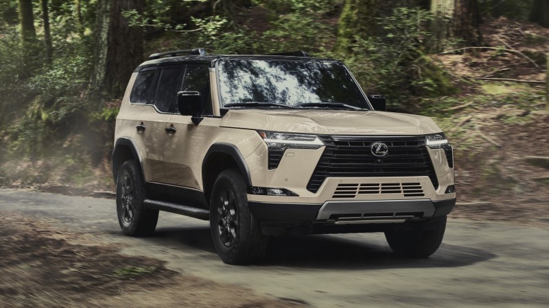 不論是引擎蓋、輪拱的線條都非常剛硬,Overtrail車型的雙色配置也相當粗獷。