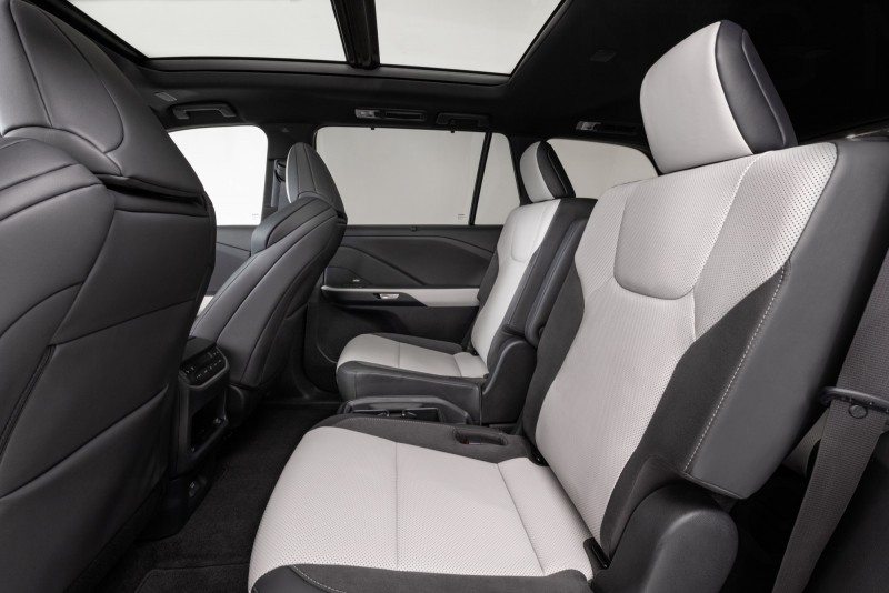 第二排座椅可以選擇兩人座或是三人座配置，寬敞的空間相當適合大家庭使用。