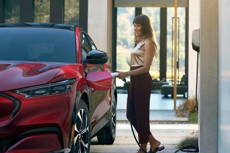 日前Ford2025年將採用NACS充電孔。