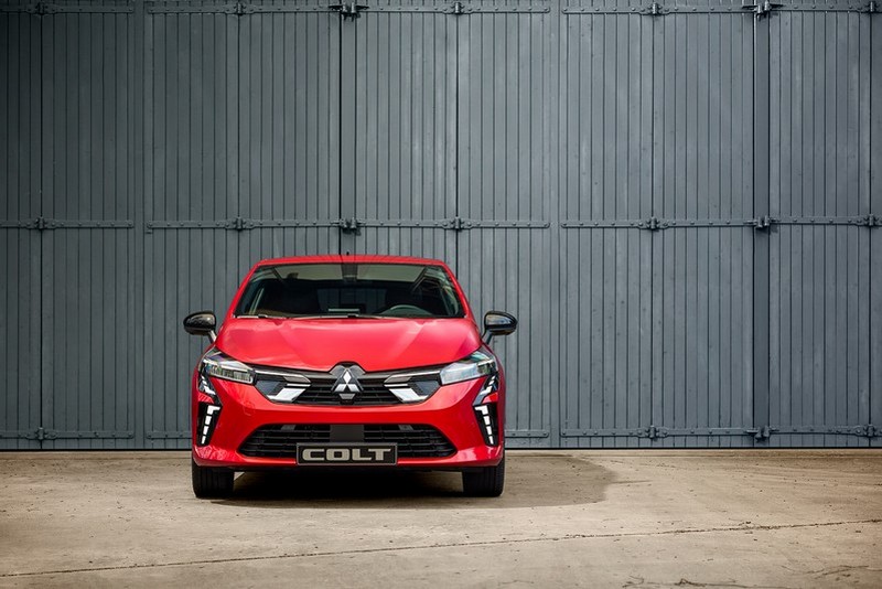 雖為雙生車但Colt在車頭方面有注入Mitsubishi品牌元素。