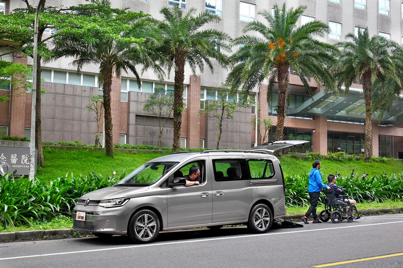 福斯商旅是市場上唯一全車系皆提供福祉車的品牌,從Caddy、T6.1甚至Carfter皆有福祉車型,搭配不同的輪椅乘客數,滿足不同使用者需求。