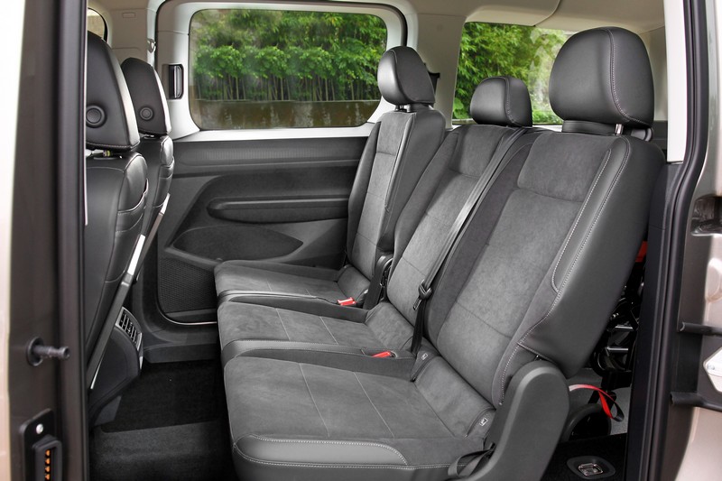 Caddy福祉車為前2後3雙排座椅配置，後排椅背也能6/4分離調整傾斜度。