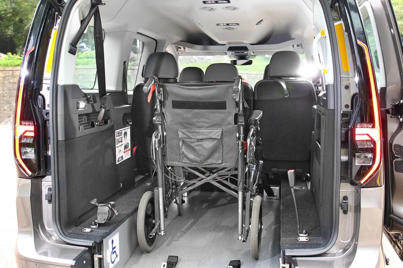原本的第三排空間與行李廂成為無障礙輪椅置放區域,而前艙依舊保有五人座使用機能。