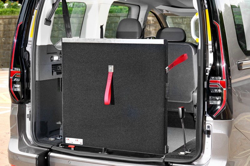 收起或放下Caddy福祉車的斜坡板極為簡單,加上Easy Use功能坡道拉環,操作起來更顯輕鬆方便。