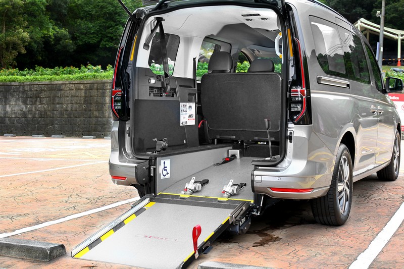 由德國AMF-Bruns公司獨家設計的輪椅坡道套件,斜坡板伸展後可創造僅約14度的和緩坡道,讓輪椅使用者得以最輕鬆的方式進出。