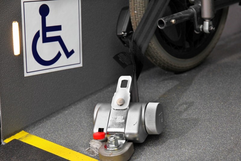 前2後2共計四具輪椅固定裝置,確保輪椅於行車時牢牢固定以確保安全。