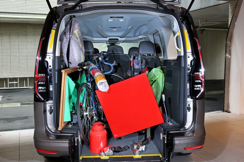 本以為大東西不少,沒想到受惠於Caddy福祉車的大容積,竟然一趟就能載完原本想搬的所有物件。本以為大東西不少,沒想到受惠於Caddy福祉車的大容積,竟然一趟就能載完原本想搬的所有物件。