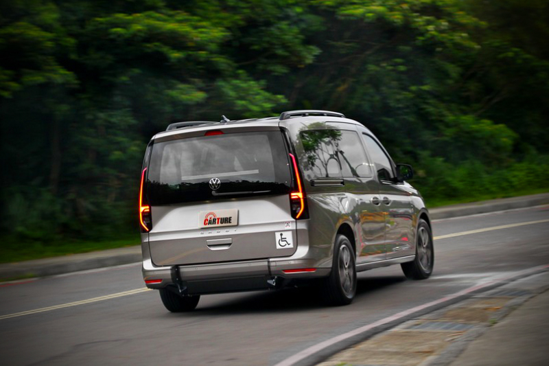 源自MQB平台恰到好處的懸吊配置,讓這輛尺碼不小的福祉車保有兼具舒適與靈活的動態特性,即使身處後座的輪椅使用者也同樣不覺突兀顛簸。