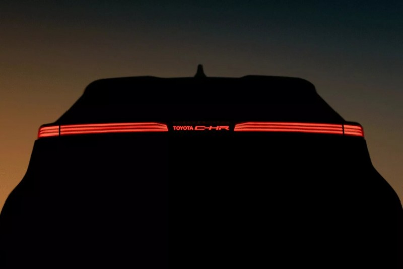 全新C-HR首波預告透過尾燈來傳達,中央會發光的車名徽飾非常特別。