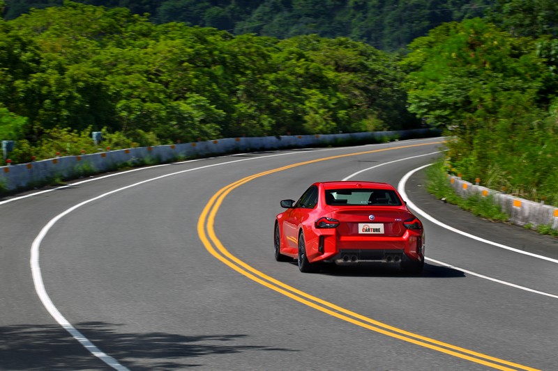 跑車化電子懸吊與前19後20吋輪胎助益,M2在彎道擁有相當高的極限。