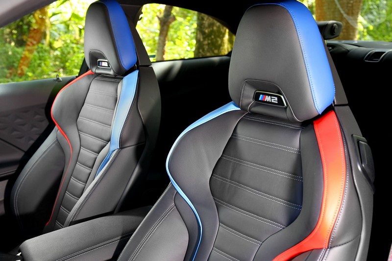 M雙前座跑車座椅側邊附有藍、紫、紅色點綴。