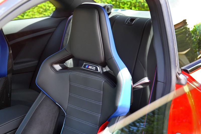 如果嫌不夠熱血可選配M碳纖維賽車桶型座椅。