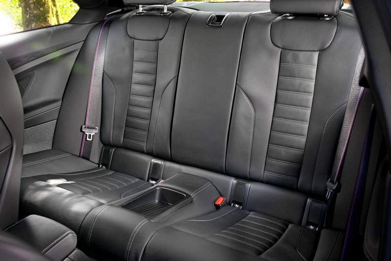 後座不宜坐人但用來放置物品卻很方便。