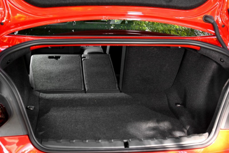 4/2/4座椅分離方便置放物品。