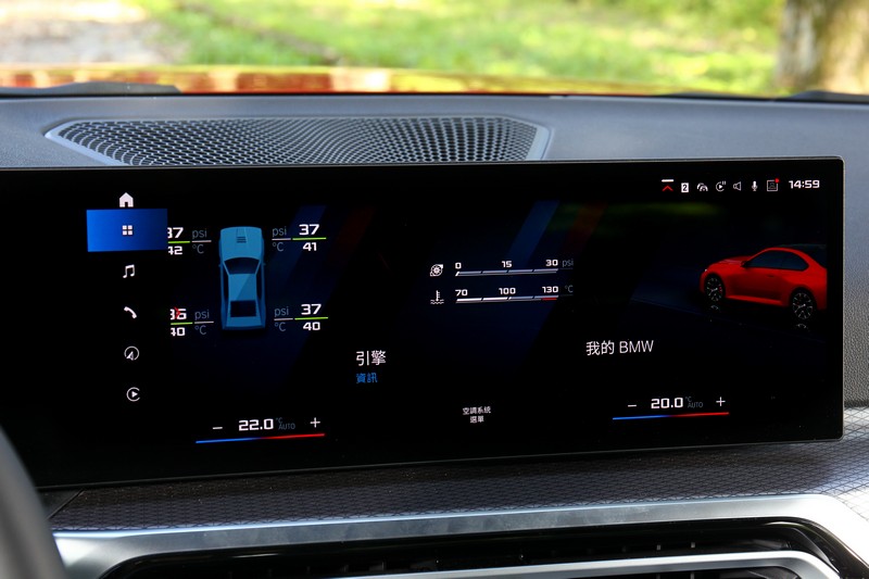 配備14.9吋中控螢幕與iDrive 8.0。