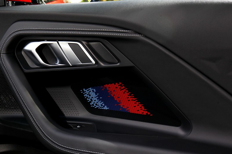 車門藍紅飾板不是裝飾,當後方有車時開門會發出紅光警示。