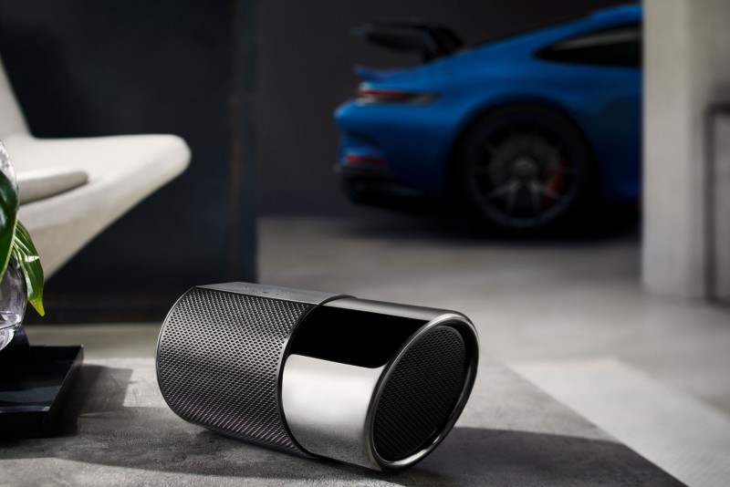 911 Speaker 2.0是以992 GT3的尾管作為造型參考,打造出來的高品質藍芽音響。