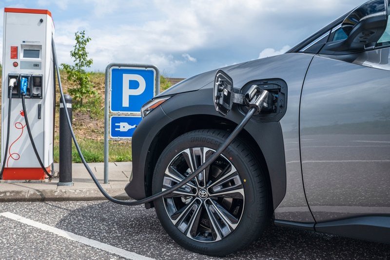 Toyota宣布最快2027年推出固態電池,屆時只要充電10分鐘就能擁有1,200公里的續航里程。