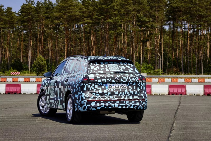 車尾下保桿也有著貫穿式的反光燈條,前後呼應的設計相當具有辨識度。