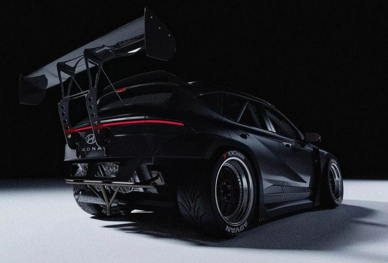 後方的保桿直接拆除,輪胎裸露並且有著超大尾翼非常熱血。