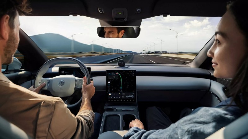 內裝鋪陳相當簡潔，而中央直立式的螢幕可以控制車輛大部分功能。