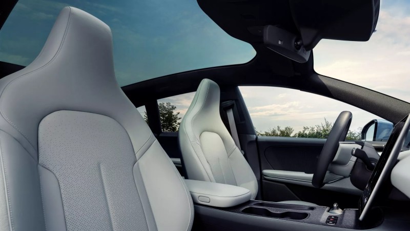 車內的天窗範圍也放大，不過擁有自動調光的功能將可以阻擋99.99%的紫外線以及80%的熱。