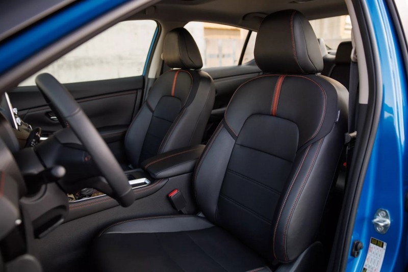 縫線的顏色換成了橘紅色的感受,比起純粹的紅色更增添了一絲高級感受。