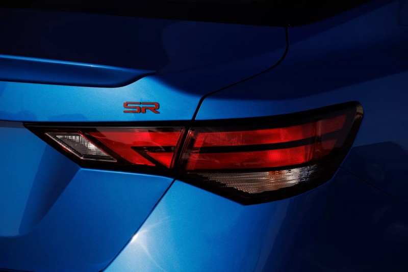 SR運動型車款除了輪圈變成18吋之外,車頭以及車尾都可以看到SR的銘牌。