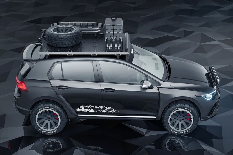 車頂架放置許多越野車輛才會用到的配件,包含備胎、鏟子、脫困板以及備用油桶。