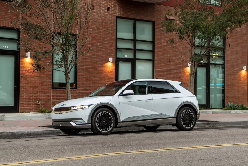 Hyundai最高可以支援800V充電架構,而特斯拉現在的超充還沒辦法支援。