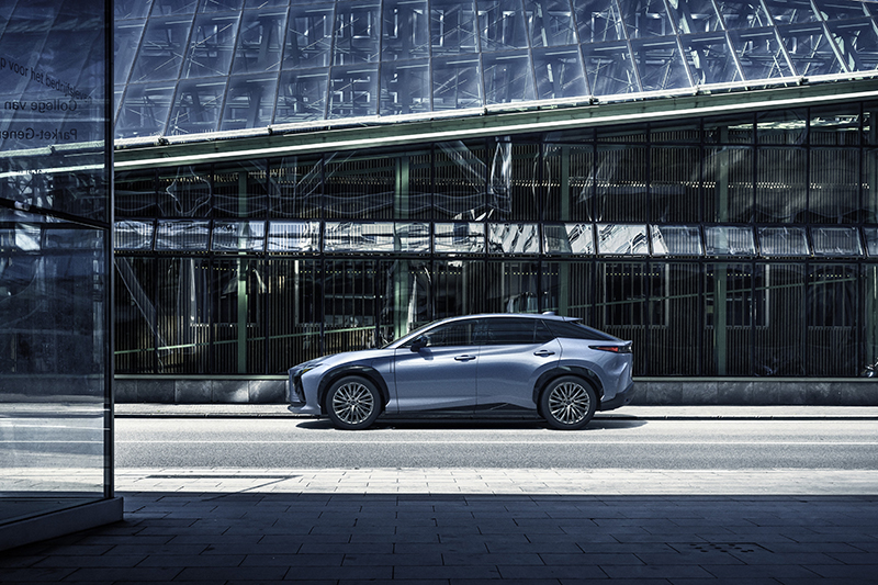 如RZ 450e的BEV電動車適合家中能夠設置充電樁的車主,當然,若只是都會通勤每週也約略僅需外站充電一次即可。