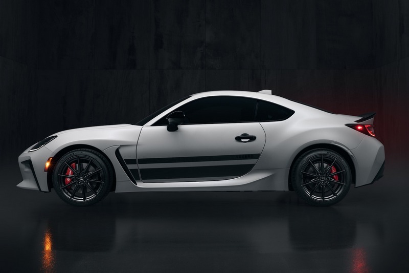 GR86 Trueno特仕車於於引擎蓋、後視鏡、車門把手、車側飾條、輪圈與尾翼等處採黑化處理。