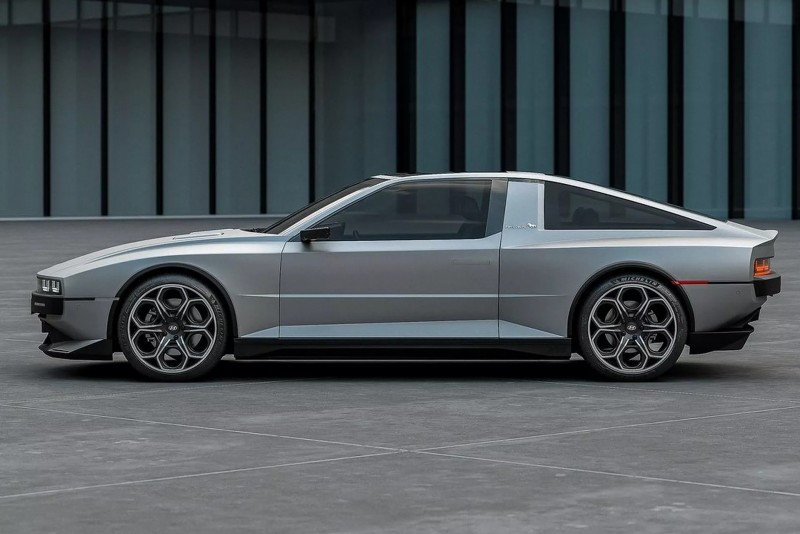 數位藝術家wrd.wrld在IG上發出關於自己對於Pony Coupe的想像圖,相當像是實際上路的車款受到關注。