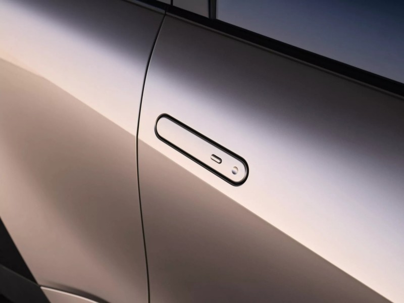 貼平式的車門把手是這次改款的一大特色，後車門也使用相同的設計，一改過去在C柱上的特點。