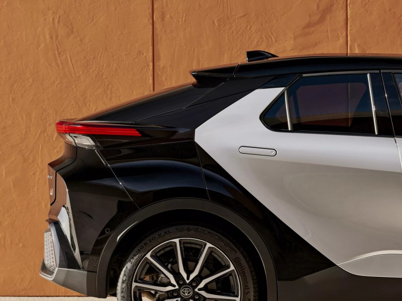 車尾的線條營造出十足的運動感受,多層次的堆疊創造不俗的性能氛圍。