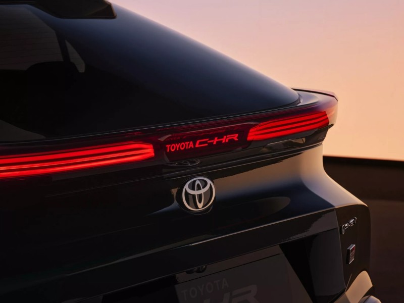 尾燈設計也是這代C-HR一大特色，中央更直接採用發光的字體相當吸睛。