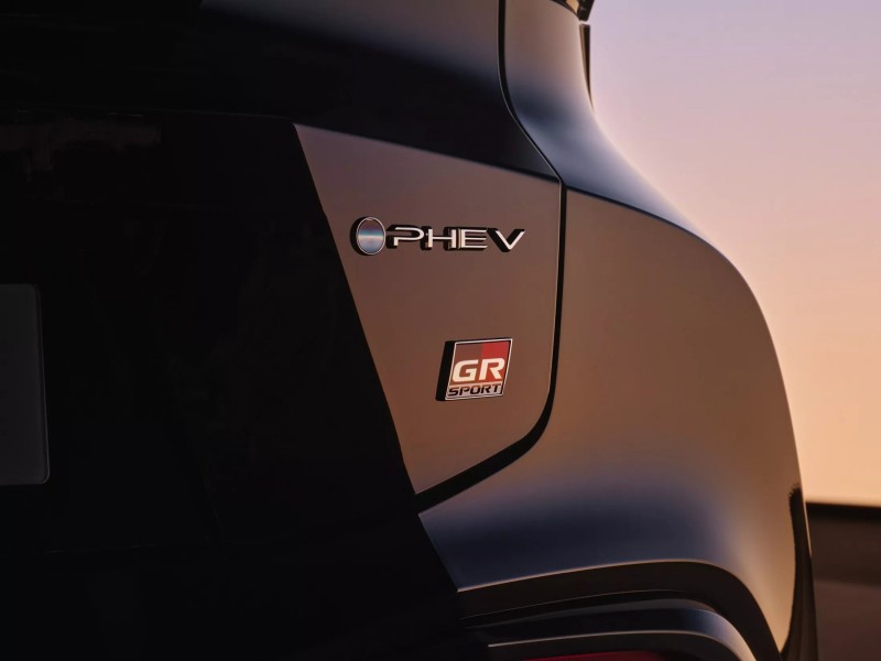 GR Sport車型有著滿滿的GR廠徽，外觀的雙色烤漆配置也具有性能氣息。