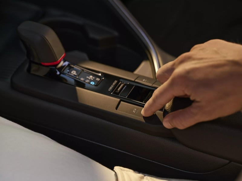 PHEV動力擁有66公里純電行駛里程,車輛還會自動偵測低排放區域,切換至純電模式。