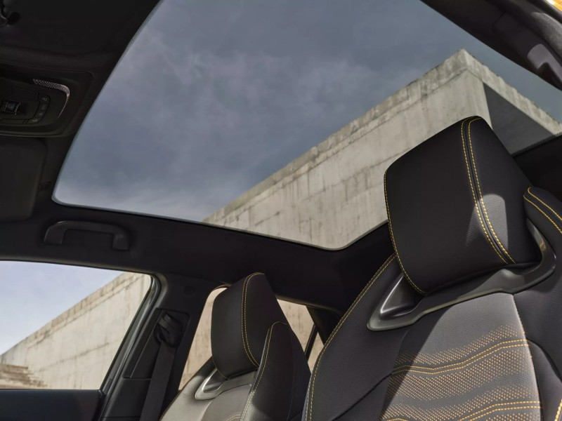 全景天窗的設計增加開闊性，對於小車來說相當實用。