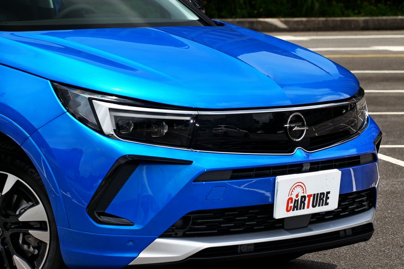 Grandland採用Bold&Pure設計元素與Vizor閃電風鏡造型。