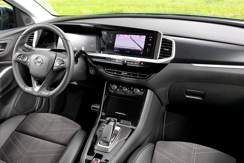 Grandland座艙採駕駛導向設計。