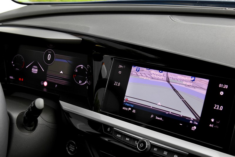 配備12吋數位儀表與10吋中控螢幕。